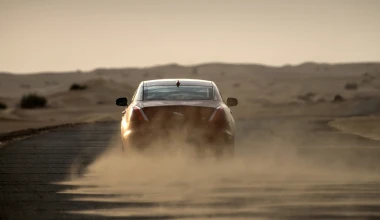 Άνθρωπος-πύραυλος κόντρα με Jaguar XJR (video)