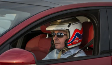 Άνθρωπος-πύραυλος κόντρα με Jaguar XJR (video)