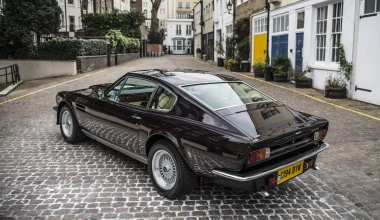 O Sir Elton John πουλάει την Aston Martin του