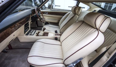 O Sir Elton John πουλάει την Aston Martin του