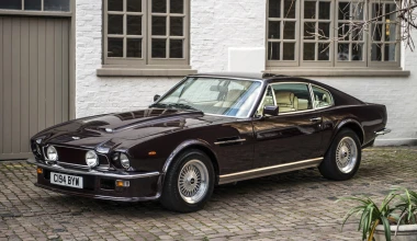 O Sir Elton John πουλάει την Aston Martin του