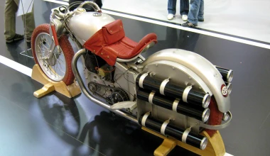 Γιατί έχει κόκκινα ελαστικά το Opel GT;