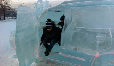 Ένα Land Cruiser από πάγο παρακαλώ