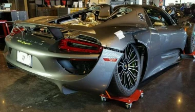 Ακόμα πωλείται η τρακαρισμένη Porsche 918 Spyder
