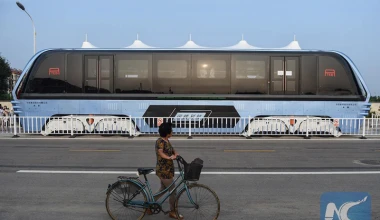 Το πρώτο υπερυψωμένο λεωφορείο στην Κίνα (video)