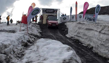 Ο Stig κάνει κατάβαση σκι με Range Rover (video)