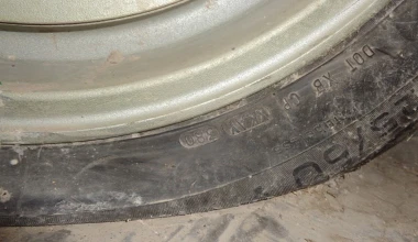 BMW M1 κάτω από… σκουπίδια