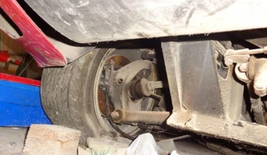 BMW M1 κάτω από… σκουπίδια