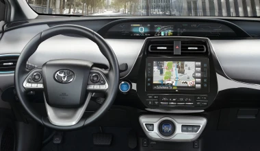 Το Prius που φορτίζει στην πρίζα και καίει 1 lt/100 km