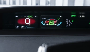 Το Prius που φορτίζει στην πρίζα και καίει 1 lt/100 km