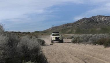 Ένα άγριο Nissan X-Trail με ερπύστριες