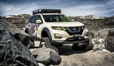 Ένα άγριο Nissan X-Trail με ερπύστριες