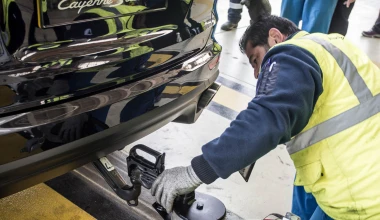 Porsche Cayenne ρυμουλκεί Airbus 285 τόνων (video)