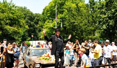 Έκανε κηδεία στο αυτοκίνητό του (Video)