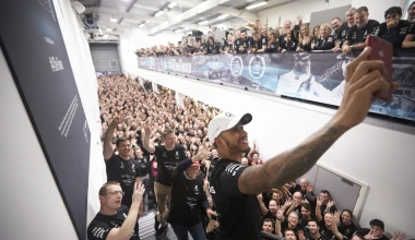 Σχημάτισαν το μονοθέσιο της Mercedes-AMG για να τιμήσουν τον Hamilton (vid)