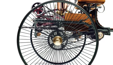 H Mercedes-Benz πουλάει το