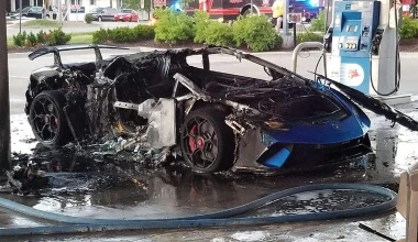 Έβλεπε τη Lamborghini του να τυλίγεται στις φλόγες