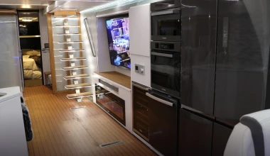 Τροχόσπιτο με ελικοδρόμιο, τζακούζι και άλλα! (video)