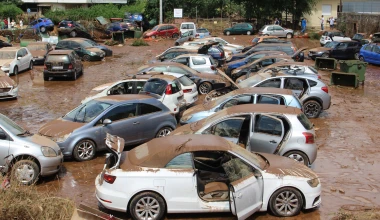 Βούτηξαν στις λάσπες για να βγάλουν τα αυτοκίνητά τους! (+vid)