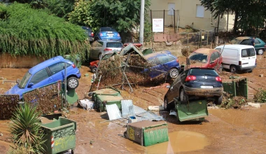 Βούτηξαν στις λάσπες για να βγάλουν τα αυτοκίνητά τους! (+vid)