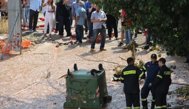 Βούτηξαν στις λάσπες για να βγάλουν τα αυτοκίνητά τους! (+vid)