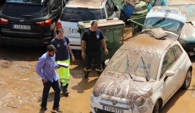 Βούτηξαν στις λάσπες για να βγάλουν τα αυτοκίνητά τους! (+vid)