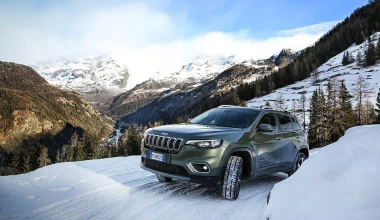 Οι καλύτερες γιορτές: Με χιόνι και Jeep (vid)