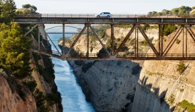 Ισθμός, ράγες τραίνου και νέο Evoque: ένας εντυπωσιακός συνδυασμός!