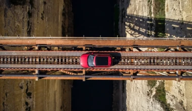 Ισθμός, ράγες τραίνου και νέο Evoque: ένας εντυπωσιακός συνδυασμός!