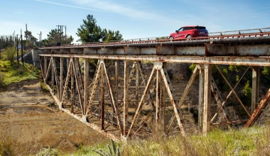 Ισθμός, ράγες τραίνου και νέο Evoque: ένας εντυπωσιακός συνδυασμός!