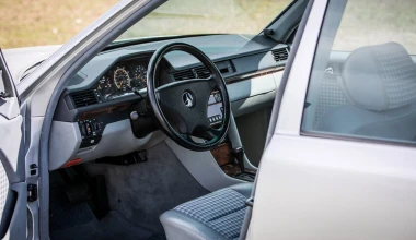 Ποιος ηθοποιός έχει 1 από τις μόλις 29 δεξιοτίμονες Mercedes 500E;