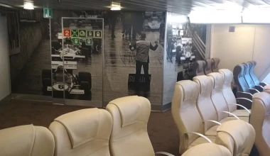 Ένα μονοθέσιο της Formula 1 μέσα στο γρηγορότερο πλοίο