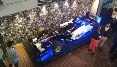 Ένα μονοθέσιο της Formula 1 μέσα στο γρηγορότερο πλοίο