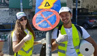 Μήνυμα ελπίδας: Εθελοντές καθάρισαν βανδαλισμένες πινακίδες 