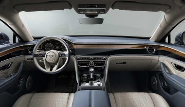 Νέα Bentley Flying Spur: Υπερπολυτελής και με 635 ίππους (video)