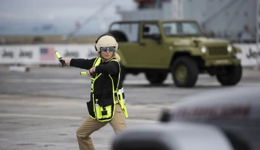 Το νέο pick up της Jeep πάνω σε αεροπλανοφόρο!