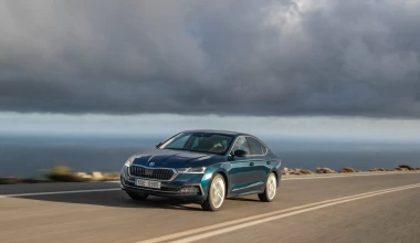 Η νέα Skoda Octavia ποζάρει στο φακό με φόντο την Κρήτη