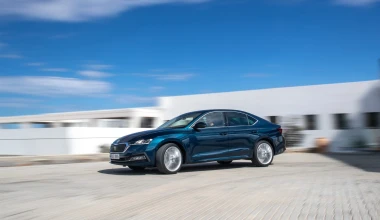 Η νέα Skoda Octavia ποζάρει στο φακό με φόντο την Κρήτη