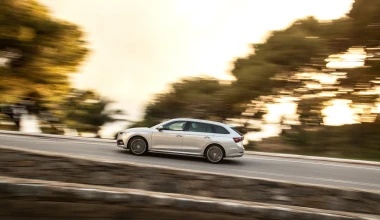 Η νέα Skoda Octavia ποζάρει στο φακό με φόντο την Κρήτη