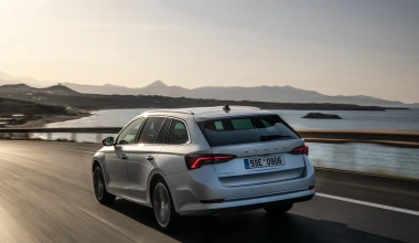 Η νέα Skoda Octavia ποζάρει στο φακό με φόντο την Κρήτη