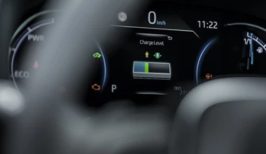 Αυτό είναι το νέο Toyota RAV4 Plug-in Hybrid, με 306 ίππους