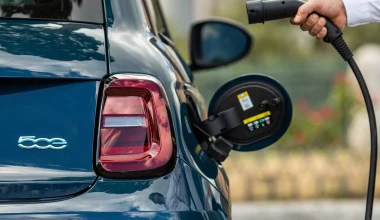 Σε τιμή έκπληξη το ηλεκτρικό Fiat 500: Δείτε αναλυτικά τιμές, εκδόσεις και εξοπλισμό