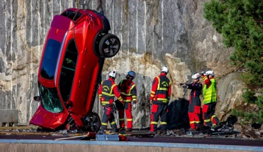 Δείτε τη Volvo να πετάει καινούργια αυτοκίνητα από ύψος 30 μέτρων! (video) 