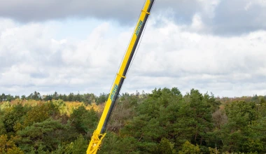 Δείτε τη Volvo να πετάει καινούργια αυτοκίνητα από ύψος 30 μέτρων! (video)