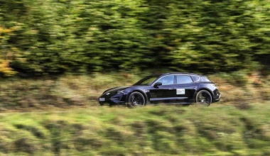 Ο Webber στο τιμόνι της Porsche Taycan Cross Turismo