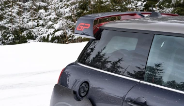 Παιχνίδι παντός καιρού: Το ΜΙNI John Cooper Works GP με χειμερινά ελαστικά