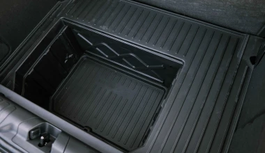 Η Τζέην, 6 βαλίτσες και το κόμπακτ SUV που τα χωράει όλα! (VIDEO)