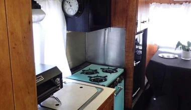 Θα έδινες 35.000 ευρώ για αυτό το αλουμινένιο vintage τροχόσπιτο; [Video]