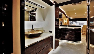 Αυτό το αυτοκινούμενο τροχόσπιτο κοστίζει 6,5 εκατομμύρια και έχει μια Bugatti στο γκαράζ του! [Video]