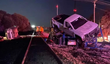 Τρένο διαλύει φορτηγό που μετέφερε αυτοκίνητα [Video]